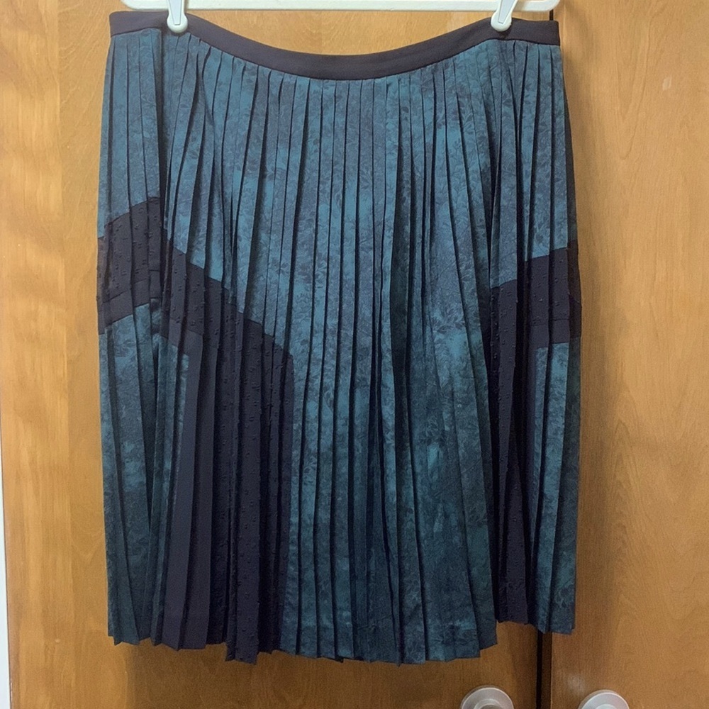 BANANA REPUBLIC PLEATED SKIRT SZ 14 tall